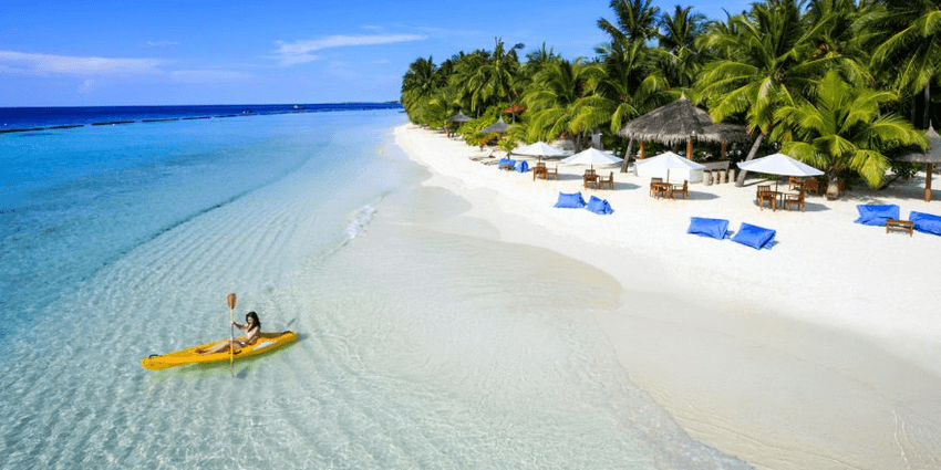 Chèo kayak trên sông Cửa Cạn là một trải nghiệm được nhiều du khách ưa thích