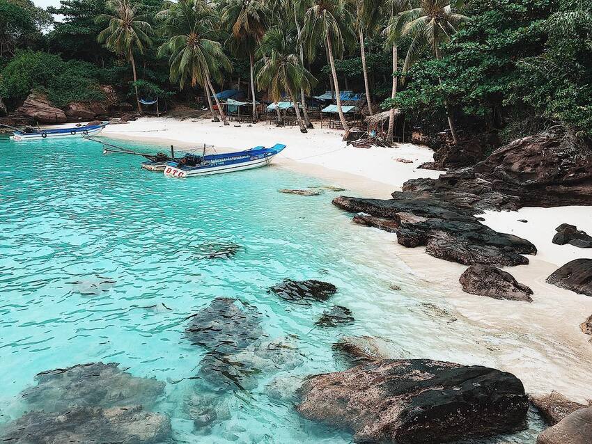 Hòn Móng Tay nổi tiếng với nước biển trong vắt