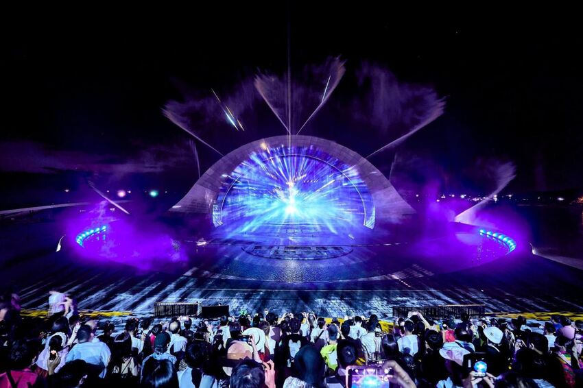 Show diễn là sự kết hợp tinh xảo giữa nghệ thuật âm thanh và ánh sáng