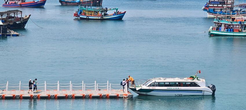Di chuyển bằng water bus sẽ cho bạn một cái nhìn khác về thiên nhiên Phú Quốc