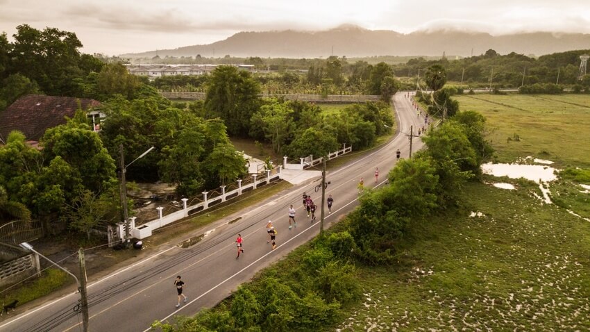 Khung cảnh tờ mờ sáng tại đường chạy Laguna Phuket Marathon 2023