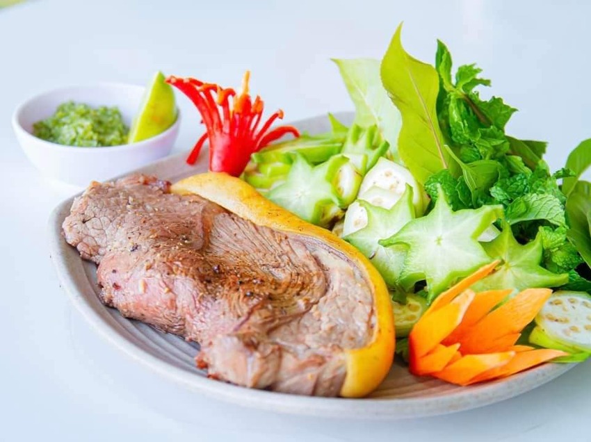 Bò nóng Phú Quý nổi tiếng và rất được du khách ưa thích