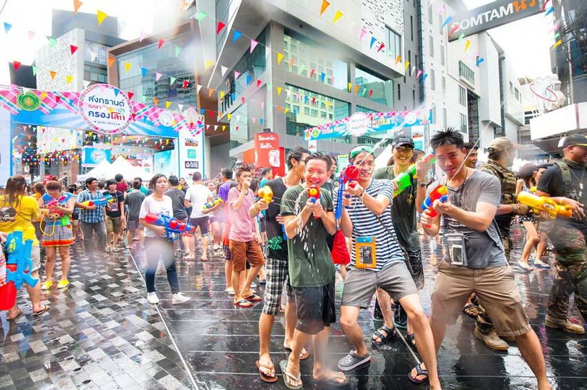 Thủ đô Bangkok có rất nhiều nơi để du khách tham gia Songkran
