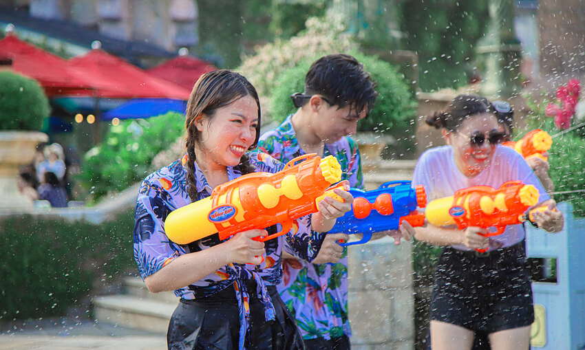 Hãy tham gia Songkran với một tinh thần thoải mái nhưng không nên quá khích