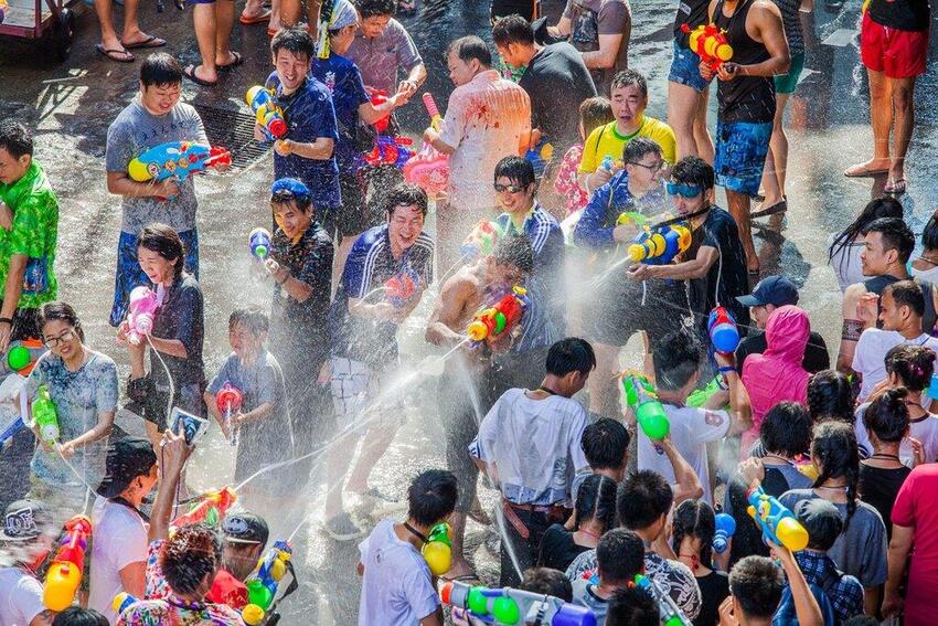 Té nước Songkran được diễn ra hàng năm trong tháng 4
