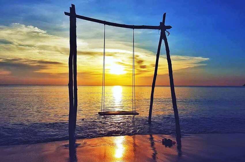 Khung cảnh bãi Ông Lang khi hoàng hôn